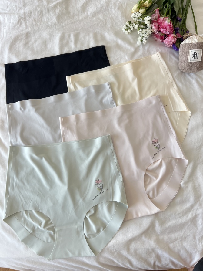 CN36 奶皮冰丝高腰大码无痕内裤🍑软软滑滑很好穿～毫无束缚感